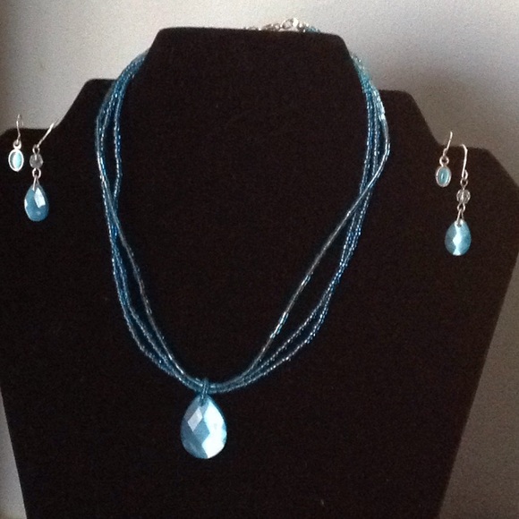 Beaded necklace and 2 sets of earrings - Picture 2 of 6